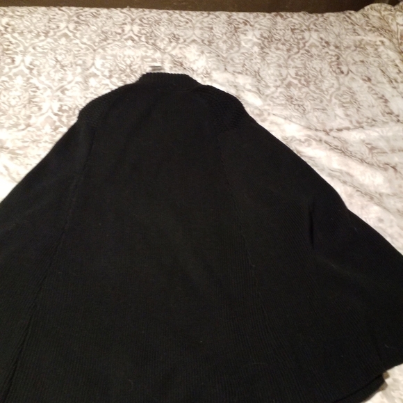 G.I.L.I CAPE SWEATER WITH GOLD HARDWARE SIZE XS/SM - Picture 5 of 6